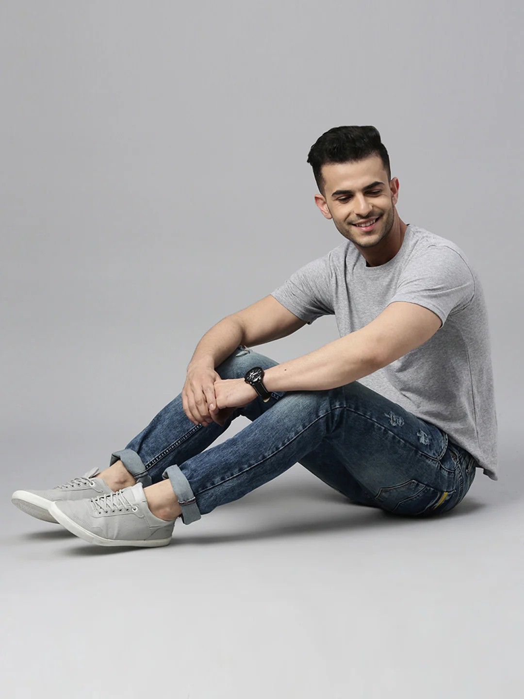 Model wearing Plain cotton tshirt Grey